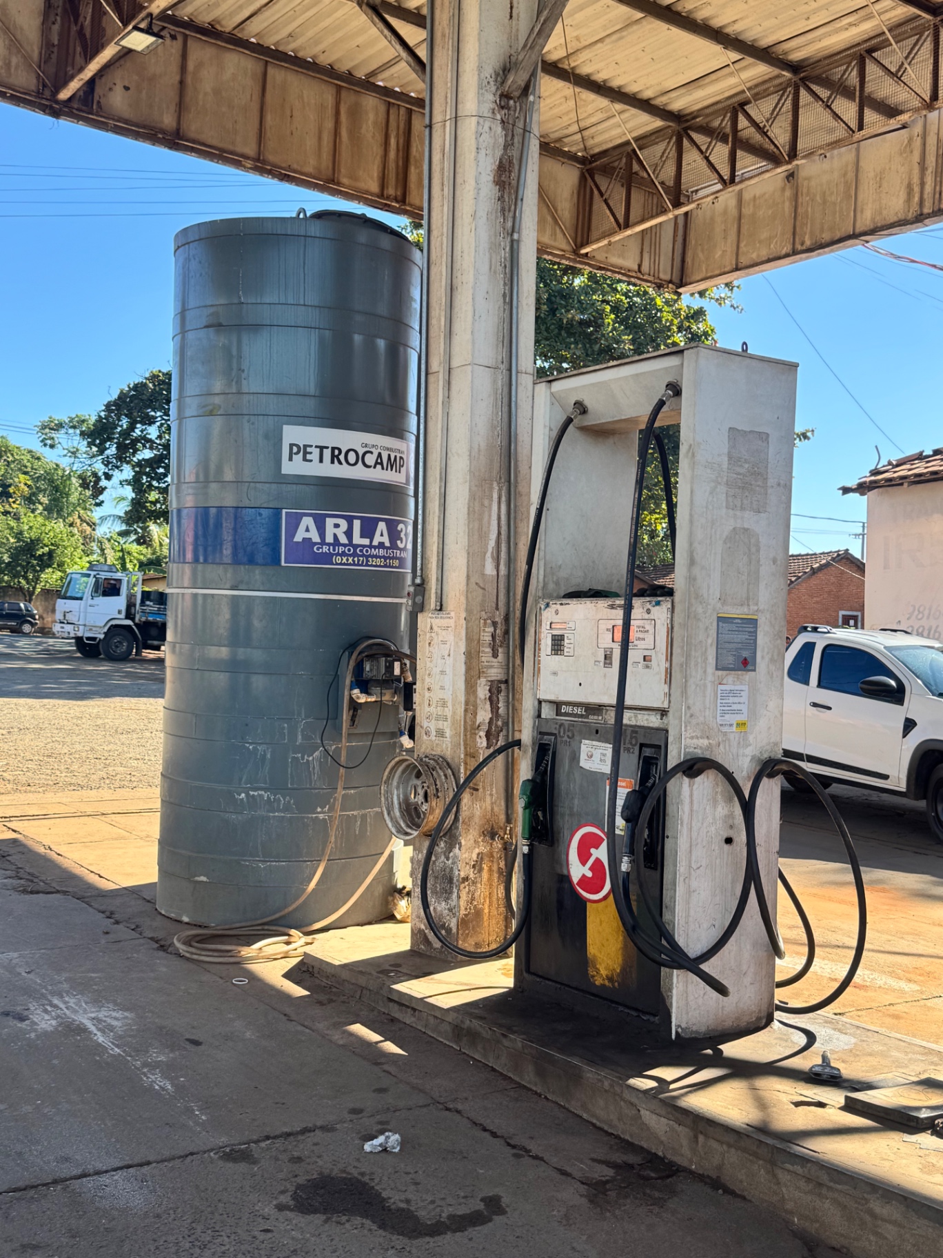 Tanque de Arla 32 e bomba de diesel