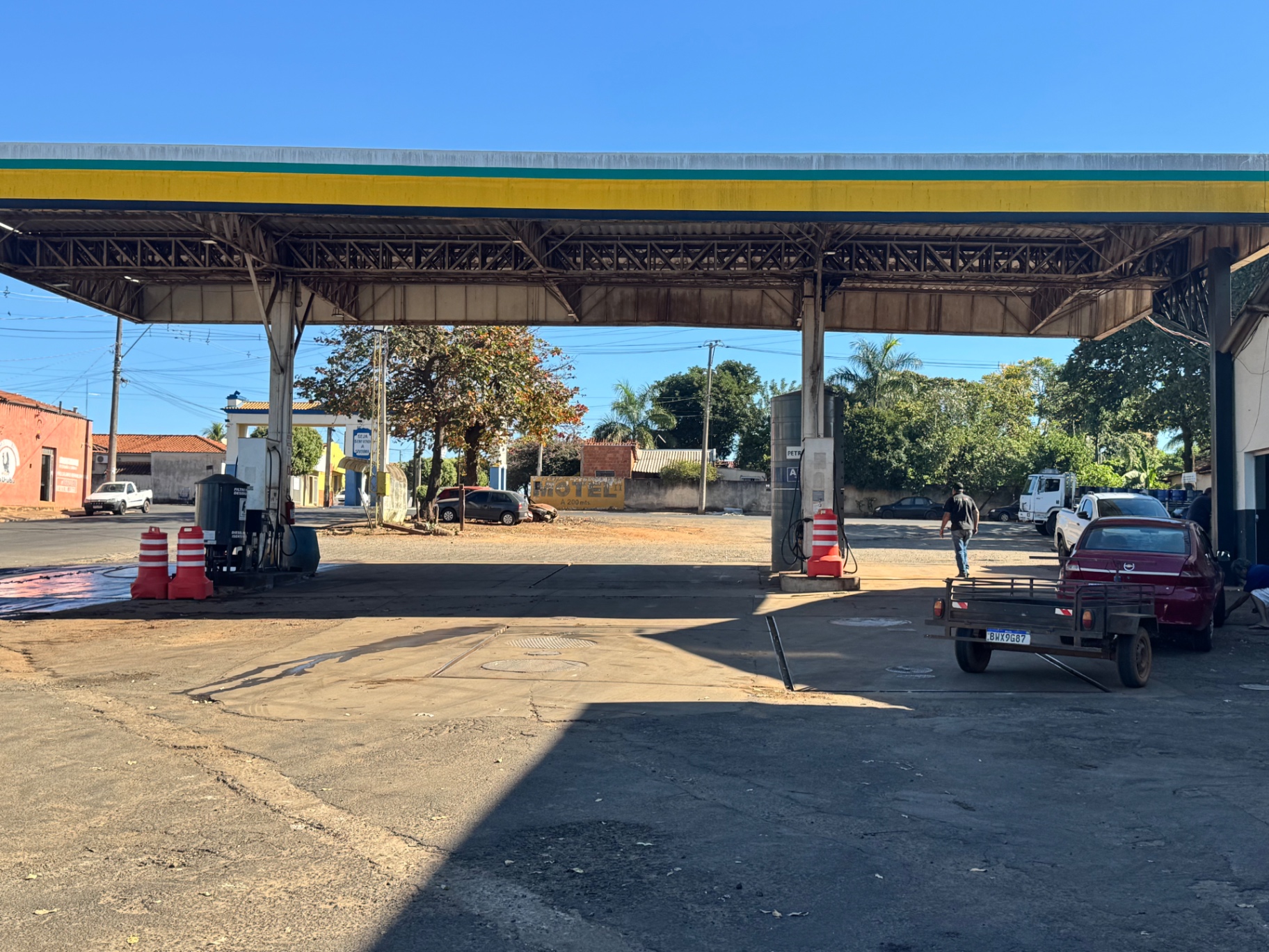 Bombas de combustível na pista do posto