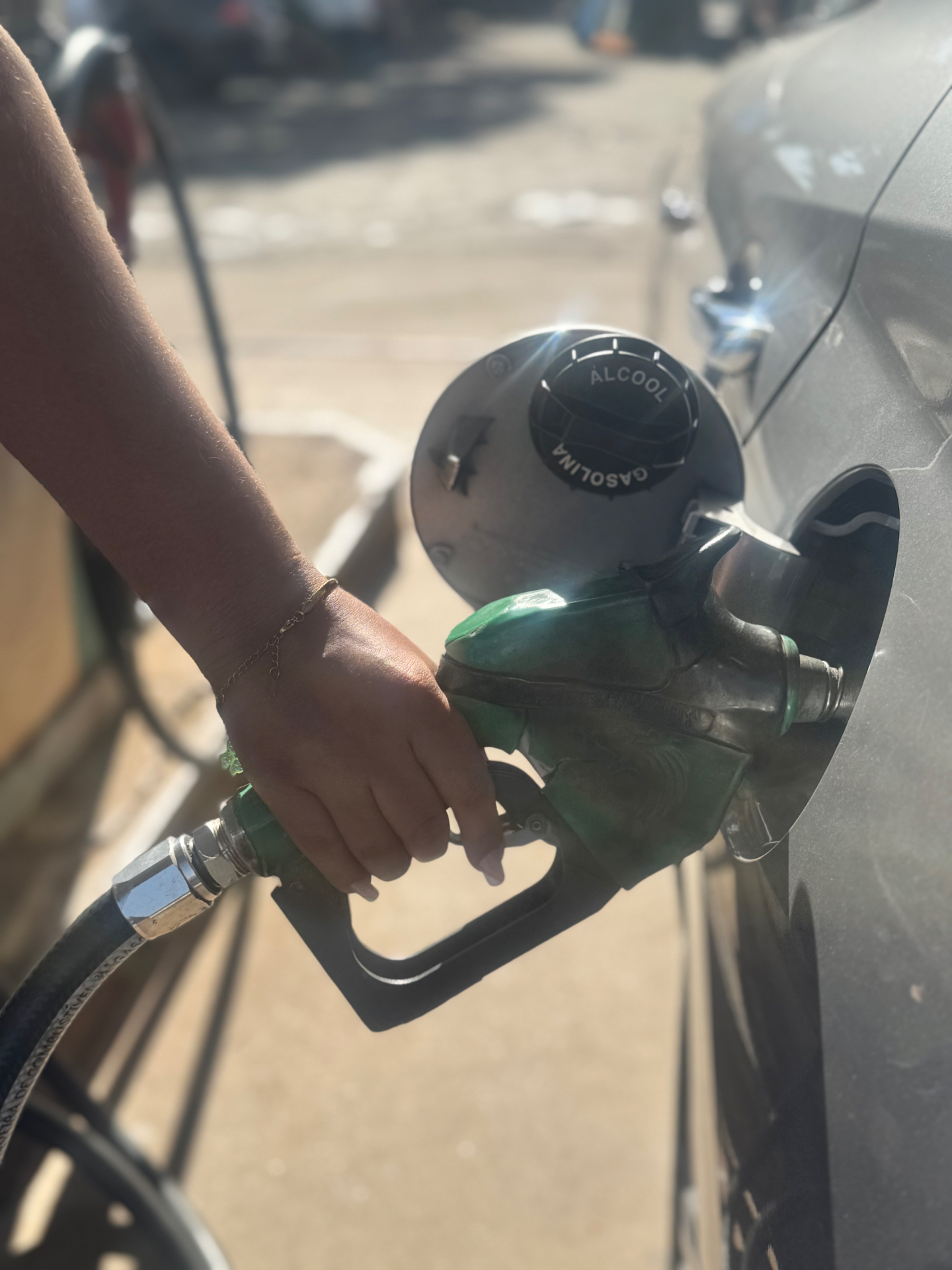 Abastecimento de veículo com gasolina