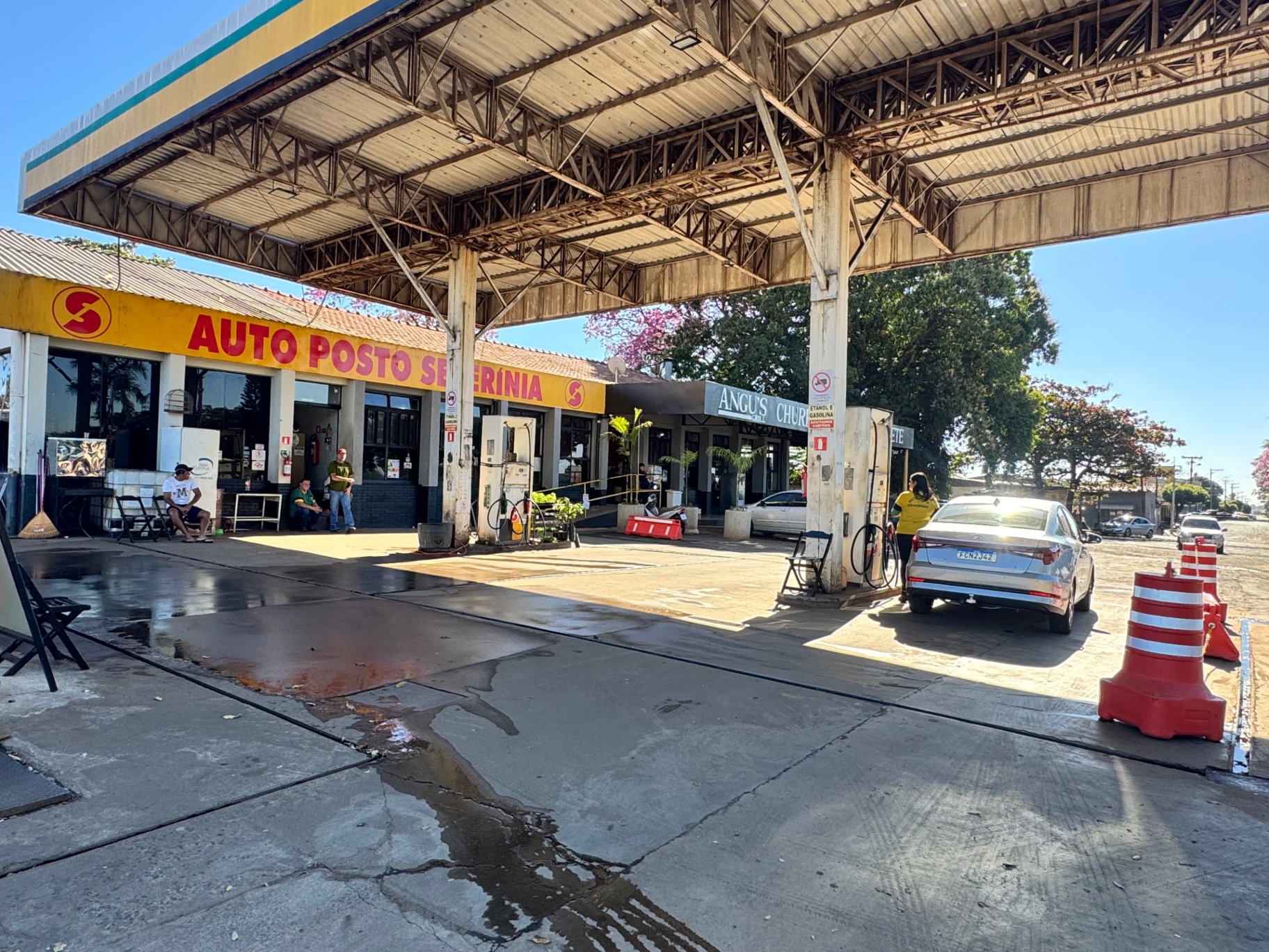 Fachada do Auto Posto Severínia com loja de conveniência